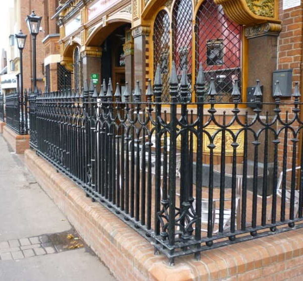 Кованый забор в английском стиле